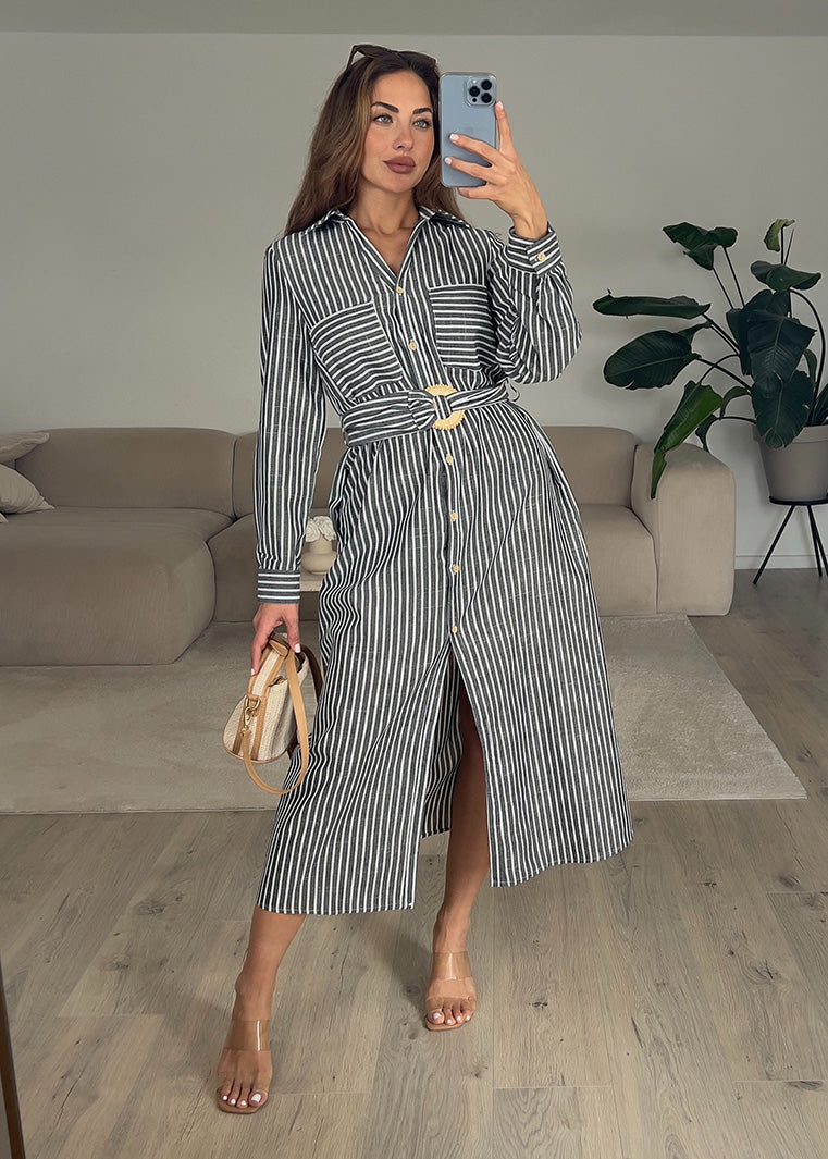 Frau trägt ärmelloses, langes Hemdkleid in Schwarz mit Knopfleiste – eleganter Sommerlook von NAHA