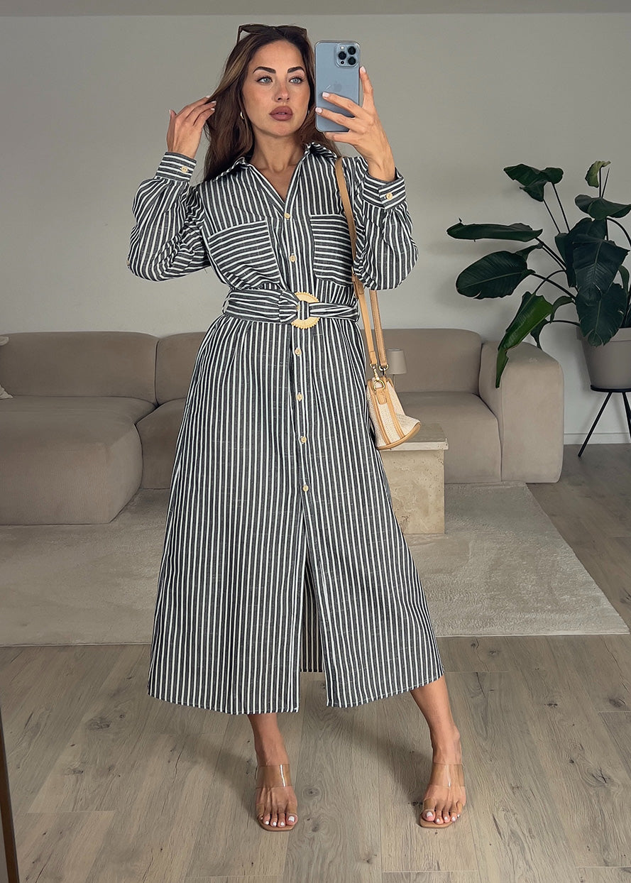 Frau trägt ärmelloses, langes Hemdkleid in Schwarz mit Knopfleiste – eleganter Sommerlook von NAHA