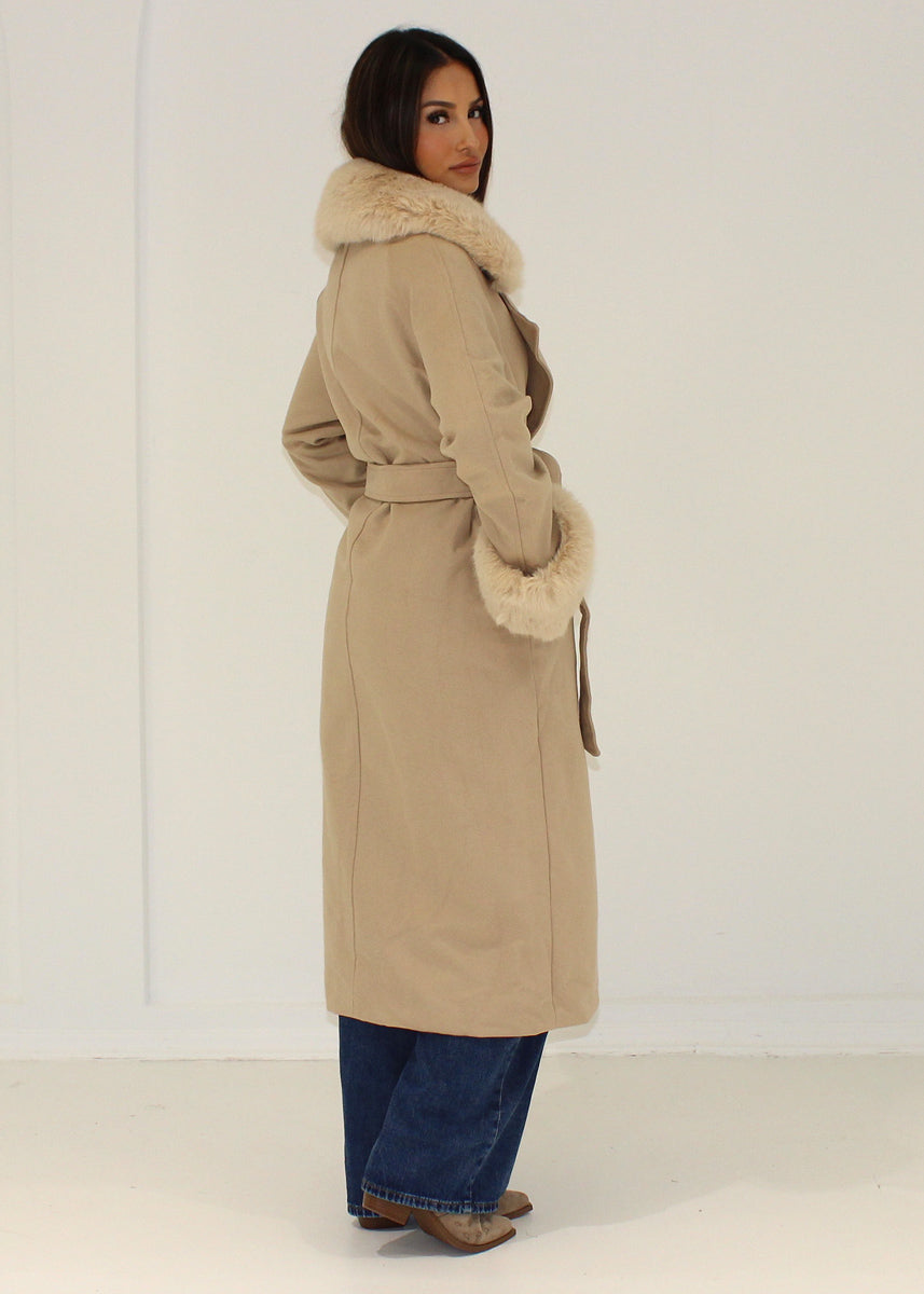 Mantel mit Kunstfellkragen und Bindegürtel