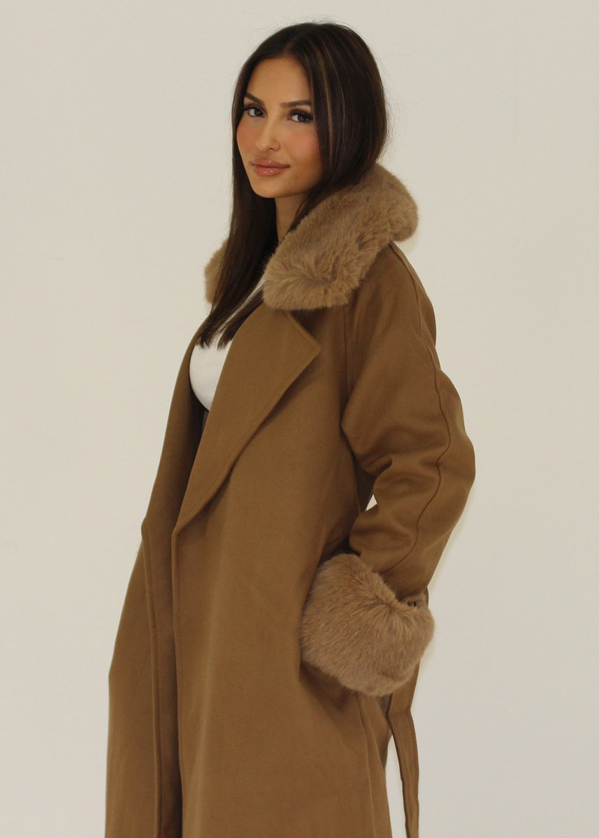 Mantel mit Kunstfellkragen und Bindegürtel