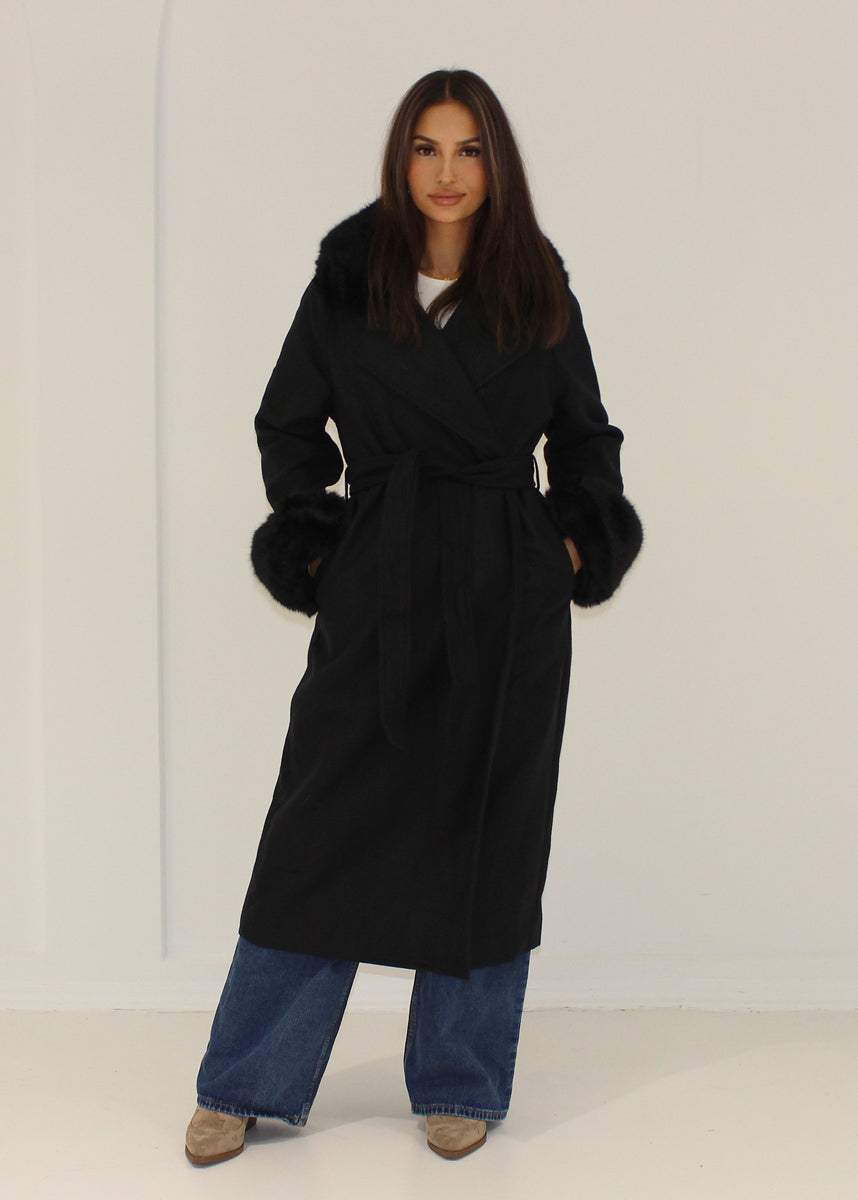 Mantel mit Kunstfellkragen und Bindegürtel