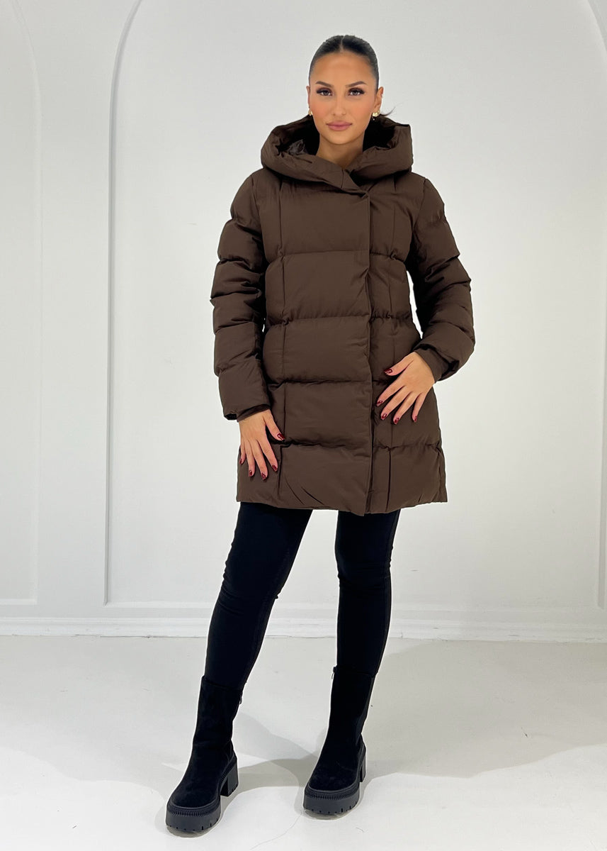 Mittellange Steppjacke mit Bindegürtel