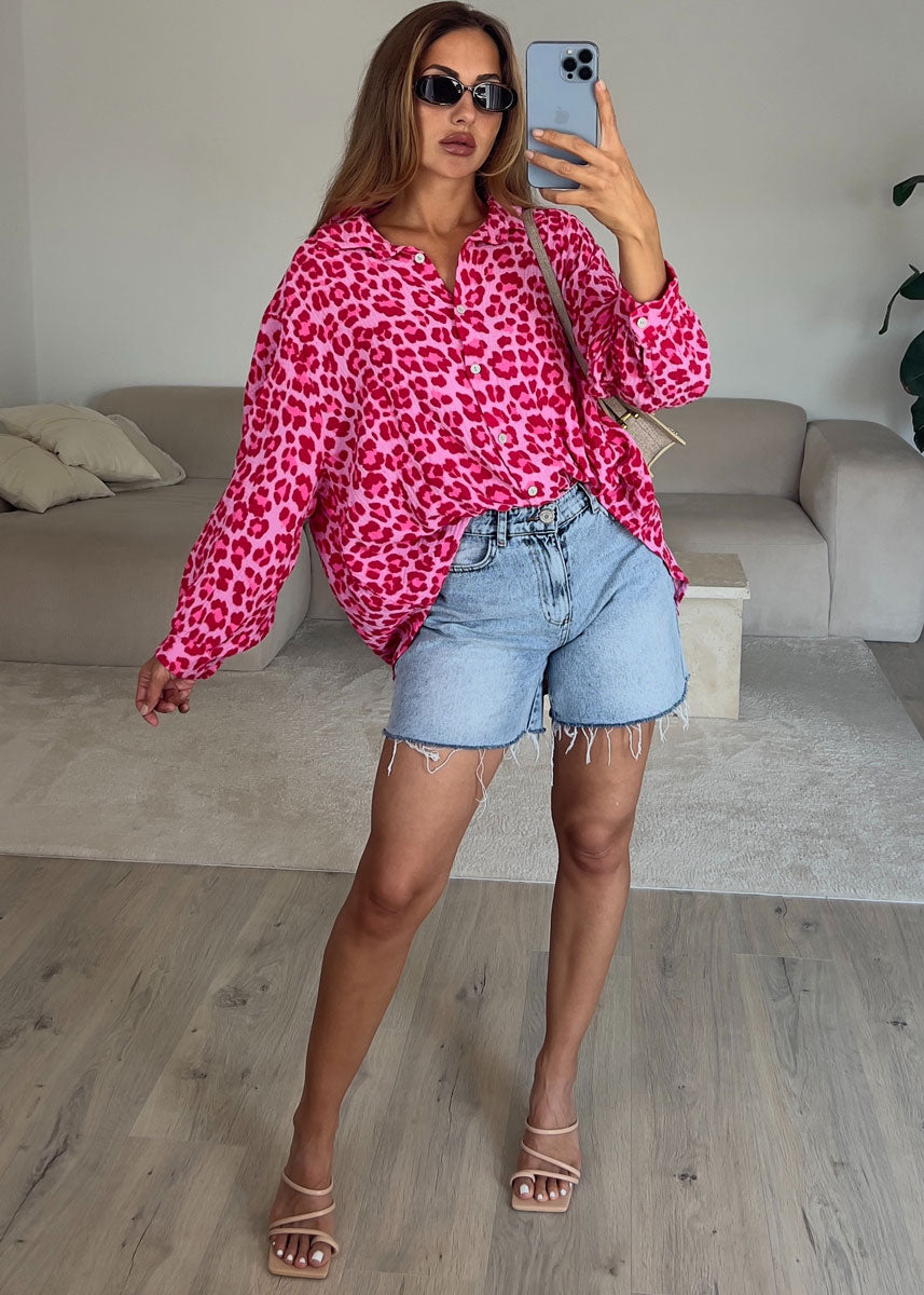 Oversize-Musselin-Bluse mit pinkfarbenem Leo-Muster – NAHA