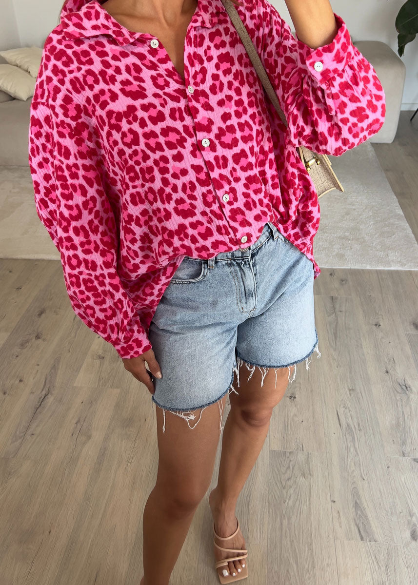 Oversize-Musselin-Bluse mit pinkfarbenem Leo-Muster – NAHA