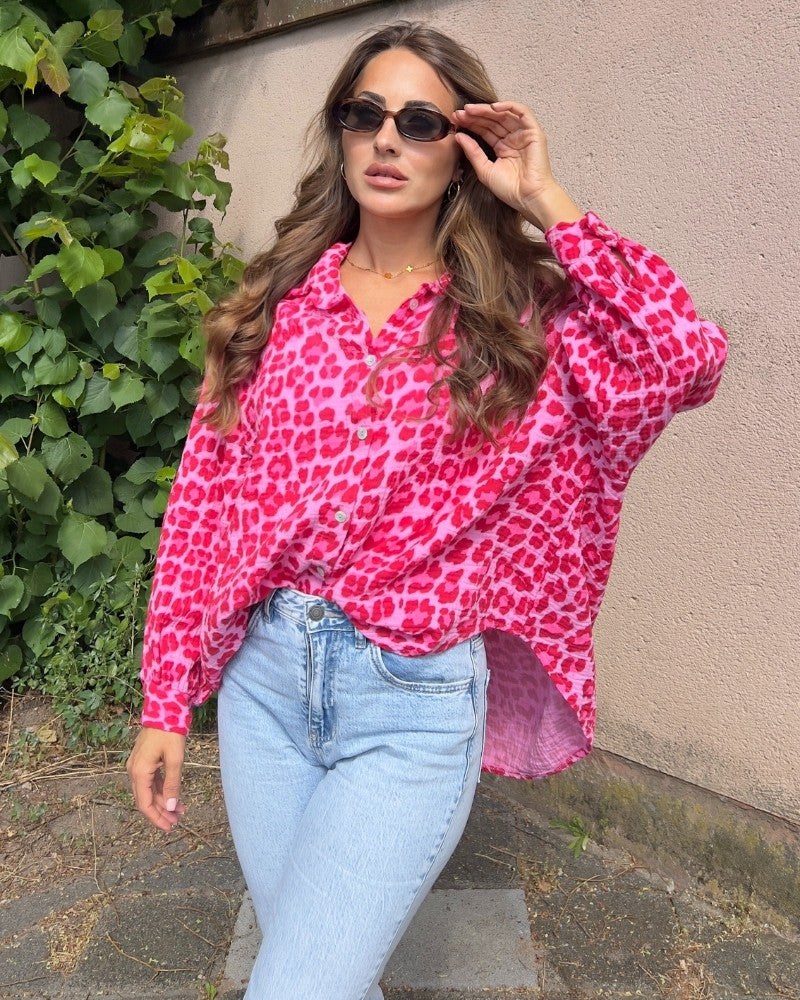 Oversize-Musselin-Bluse mit pinkfarbenem Leo-Muster – NAHA