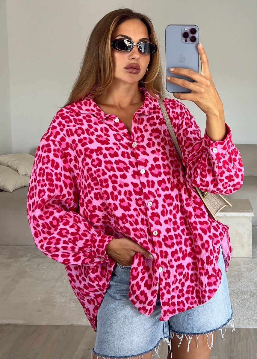 Oversize-Musselin-Bluse mit pinkfarbenem Leo-Muster – NAHA