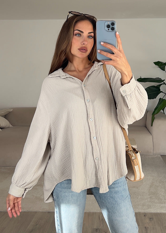 Frau trägt beige Musselin-Bluse aus Baumwolle – luftiger, natürlicher Sommerlook von NAHA