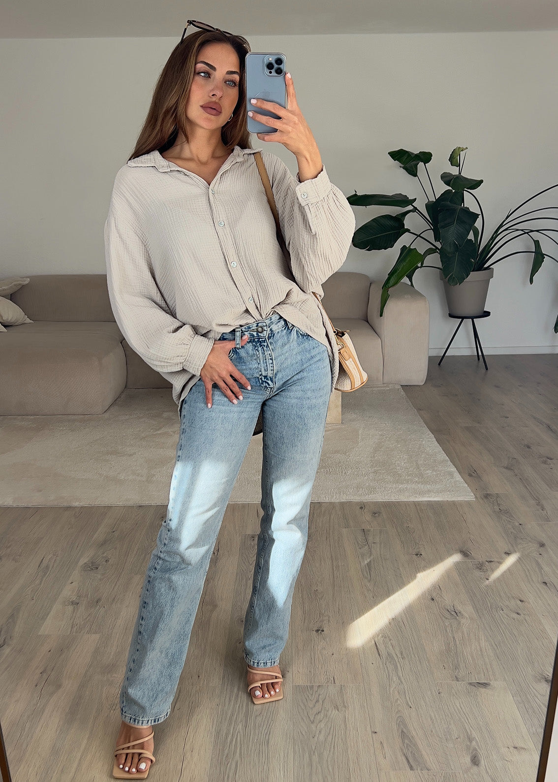 Frau trägt beige Musselin-Bluse aus Baumwolle – luftiger, natürlicher Sommerlook von NAHA