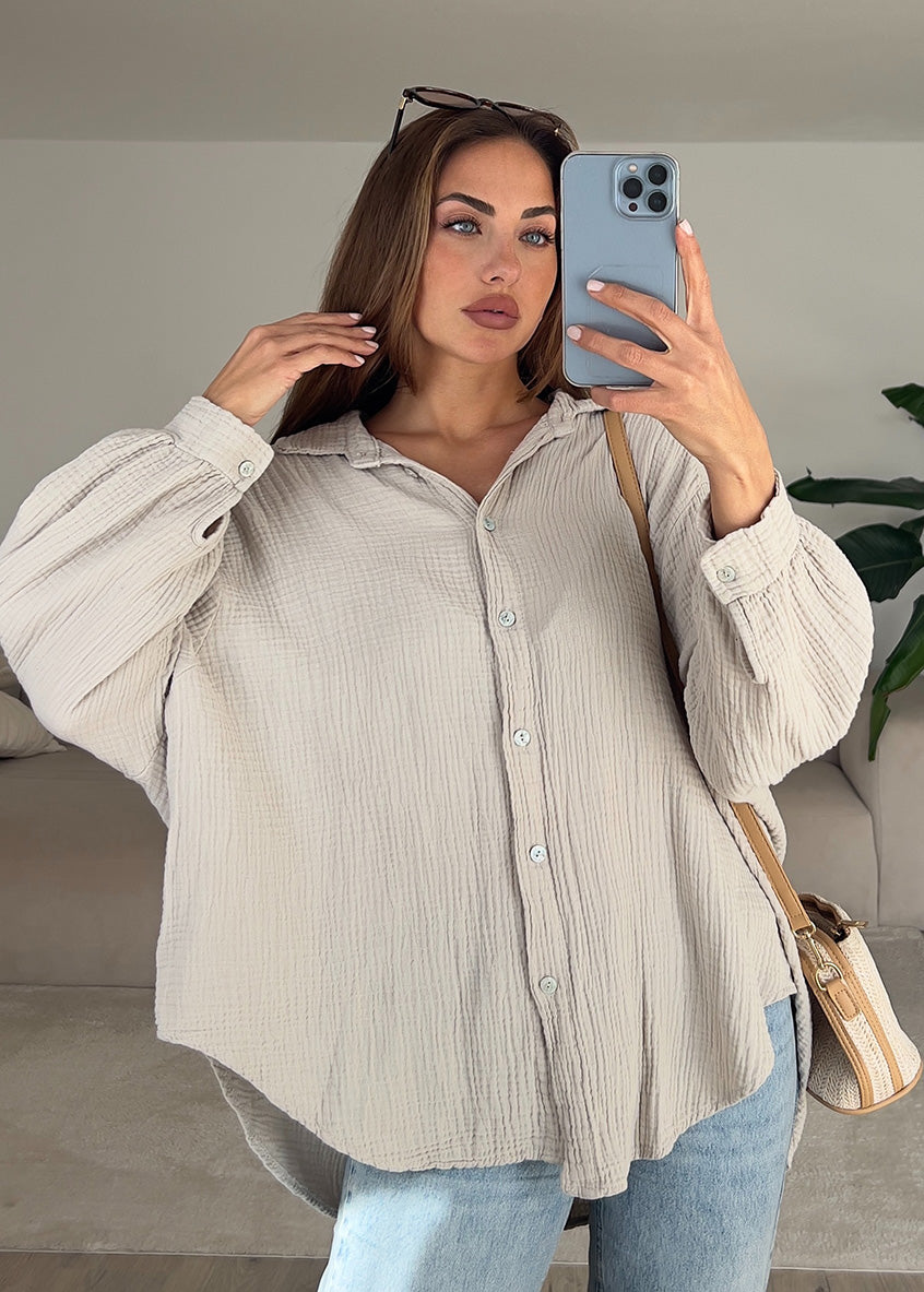 Frau trägt beige Musselin-Bluse aus Baumwolle – luftiger, natürlicher Sommerlook von NAHA