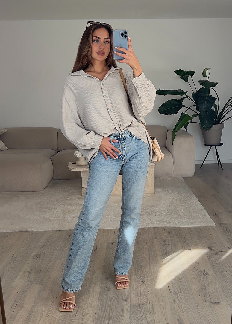 Frau trägt beige Musselin-Bluse aus Baumwolle – luftiger, natürlicher Sommerlook von NAHA