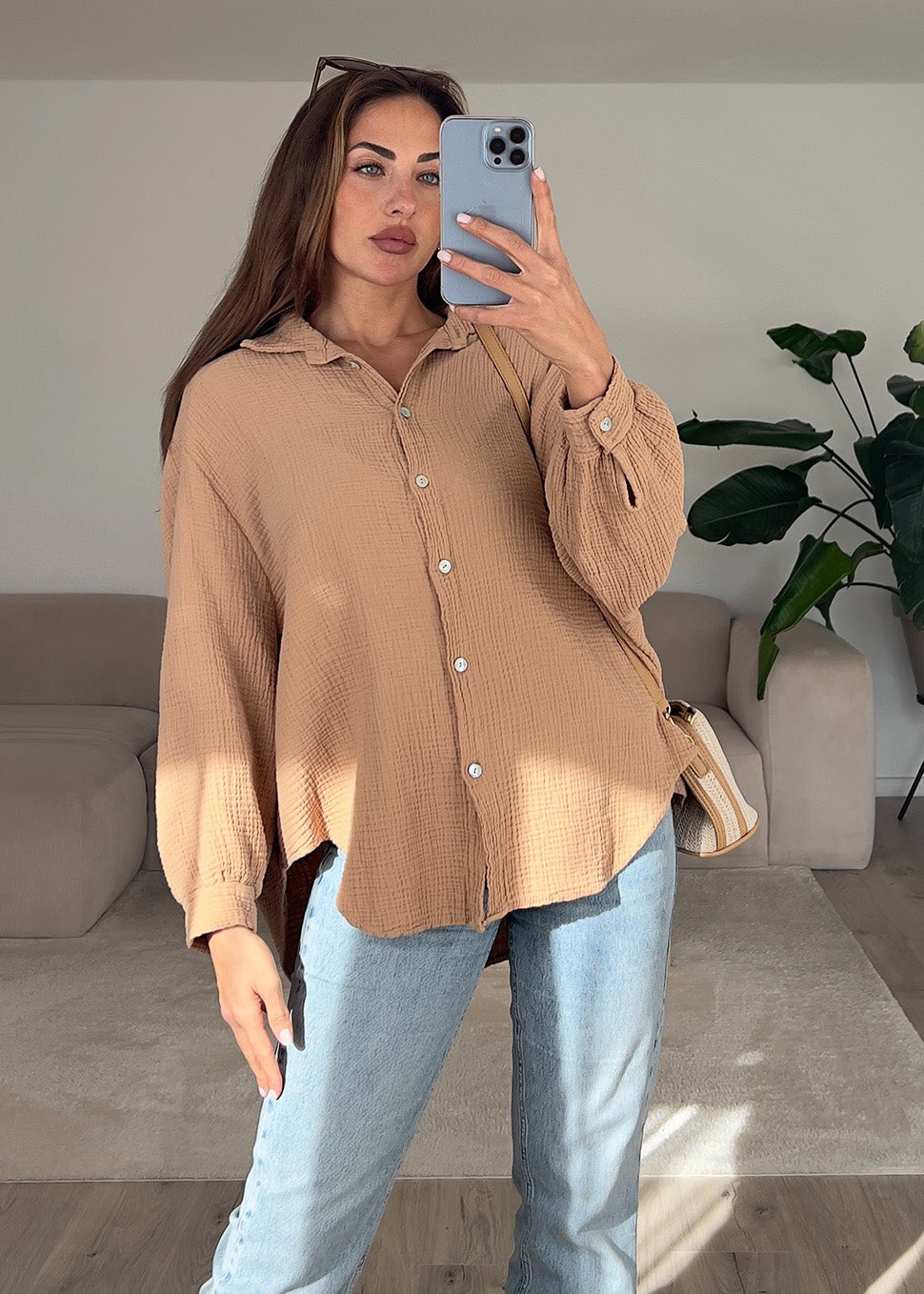 Frau trägt braune Musselin-Bluse aus Baumwolle – natürlicher Sommerlook von NAHA