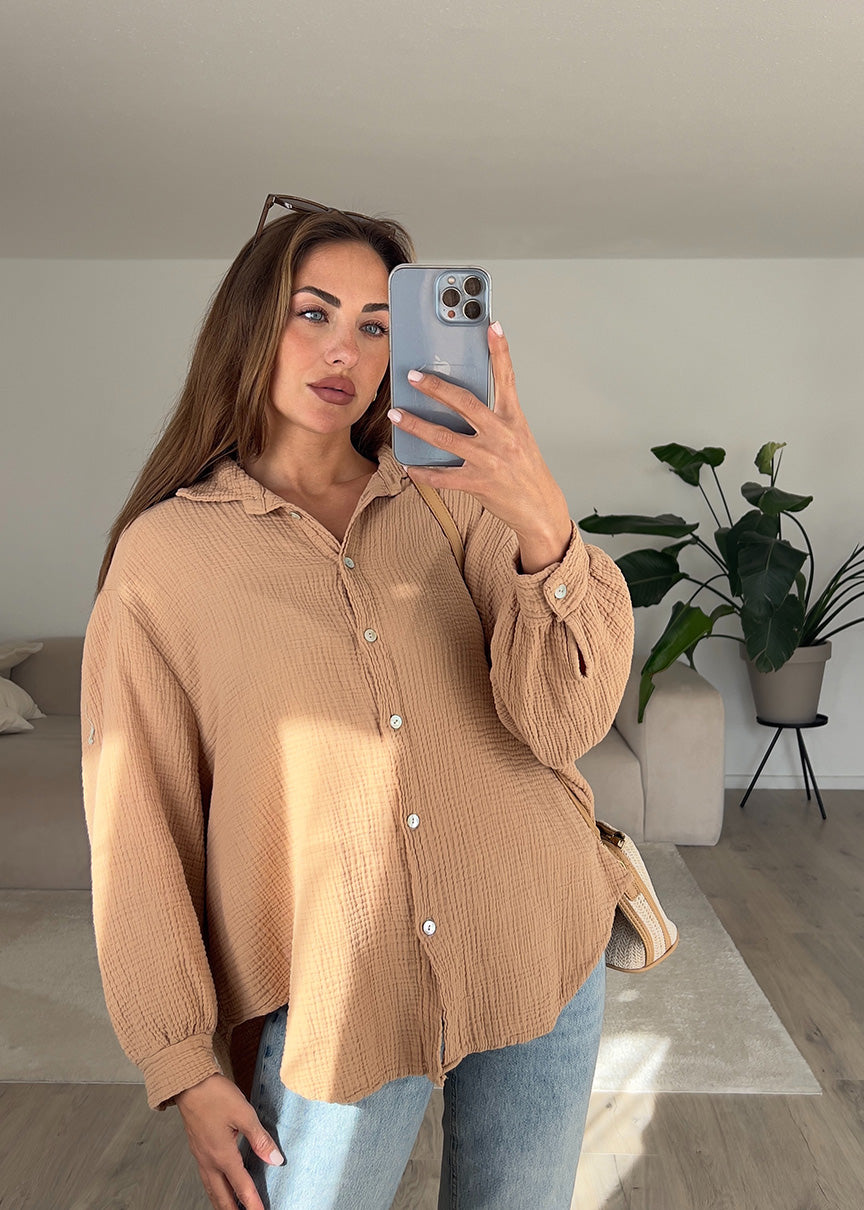 Frau trägt braune Musselin-Bluse aus Baumwolle – natürlicher Sommerlook von NAHA