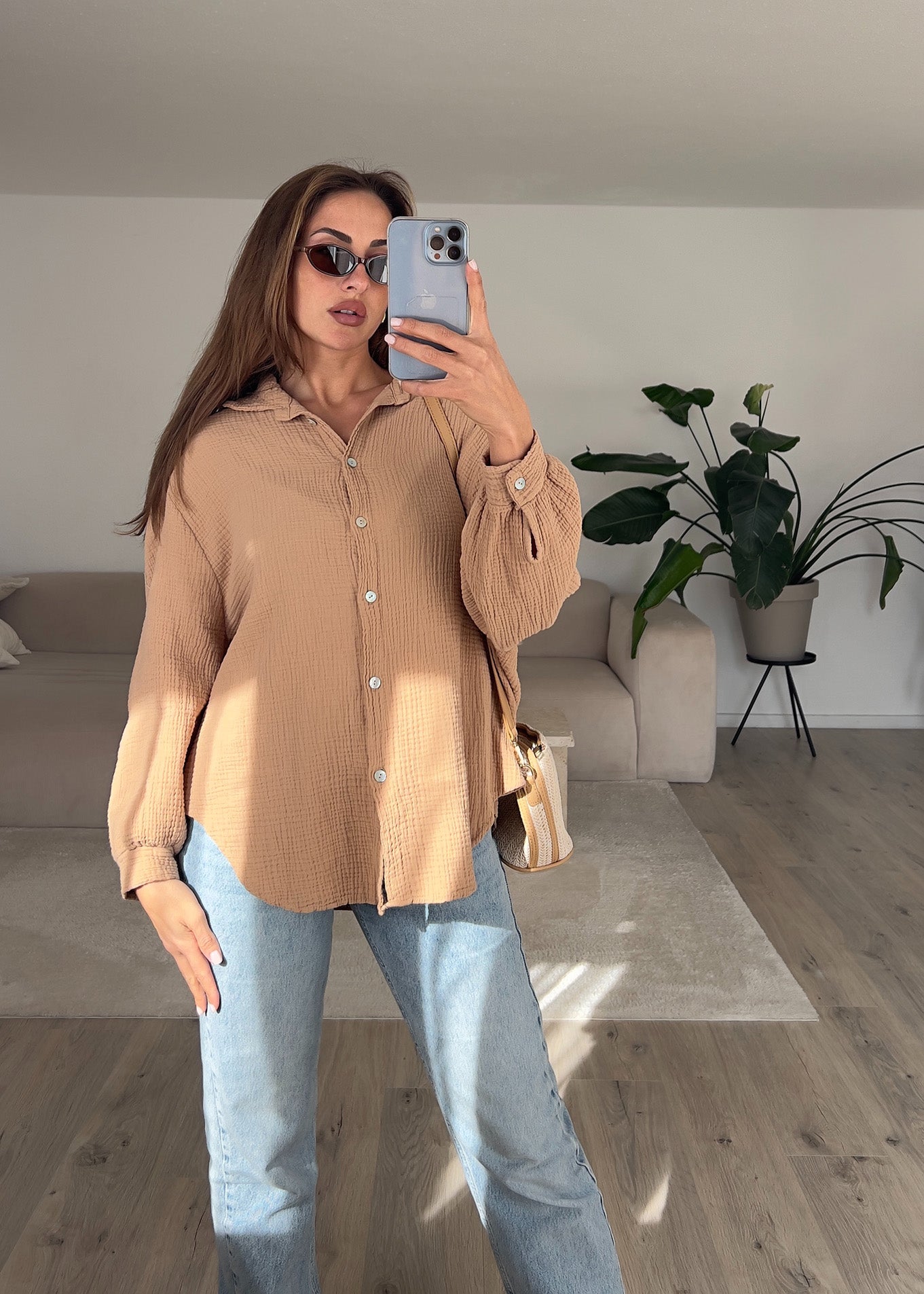 Frau trägt braune Musselin-Bluse aus Baumwolle – natürlicher Sommerlook von NAHA