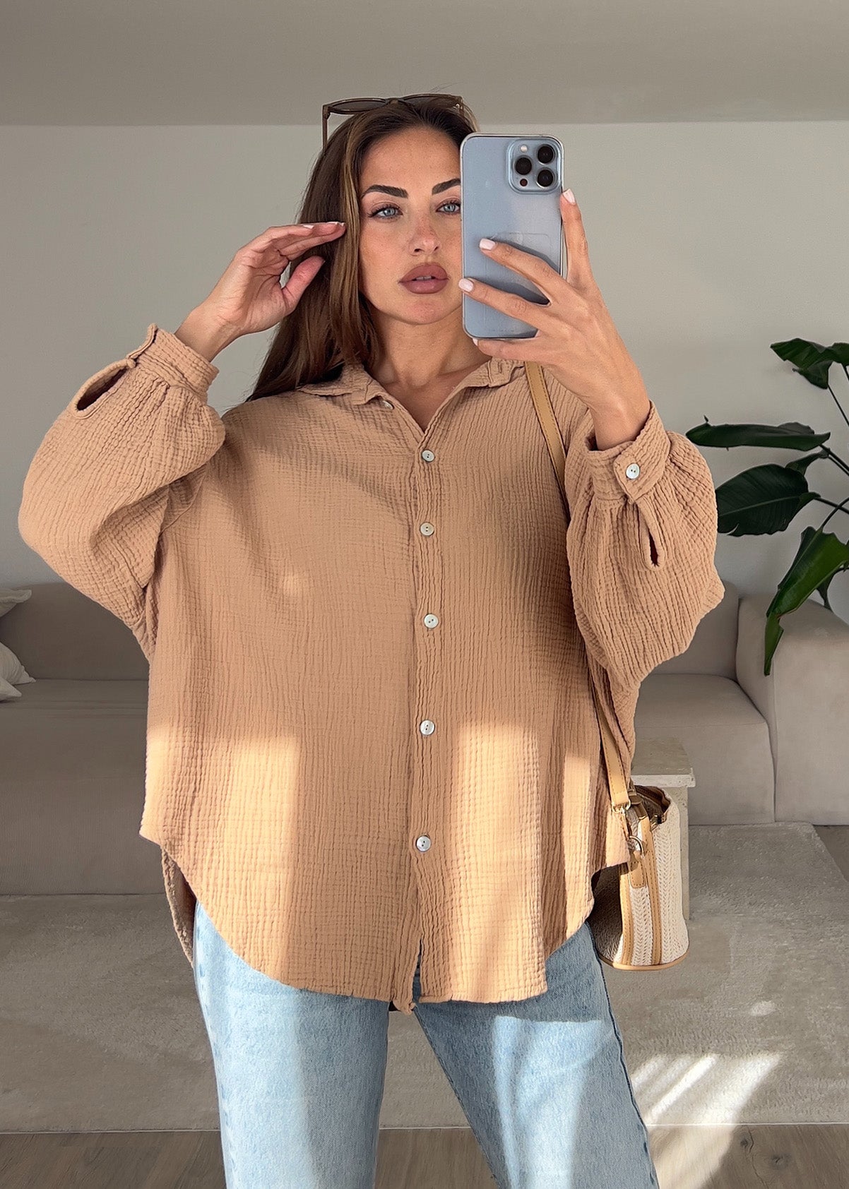 Frau trägt braune Musselin-Bluse aus Baumwolle – natürlicher Sommerlook von NAHA