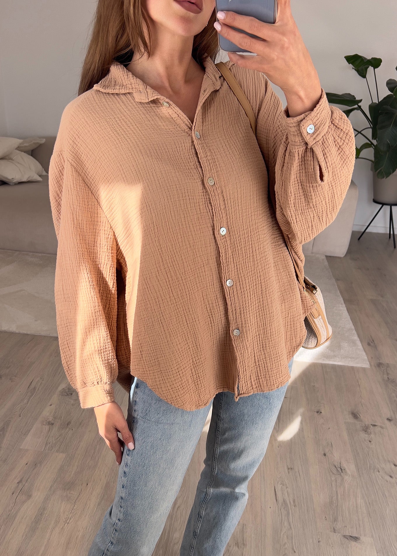 Frau trägt braune Musselin-Bluse aus Baumwolle – natürlicher Sommerlook von NAHA