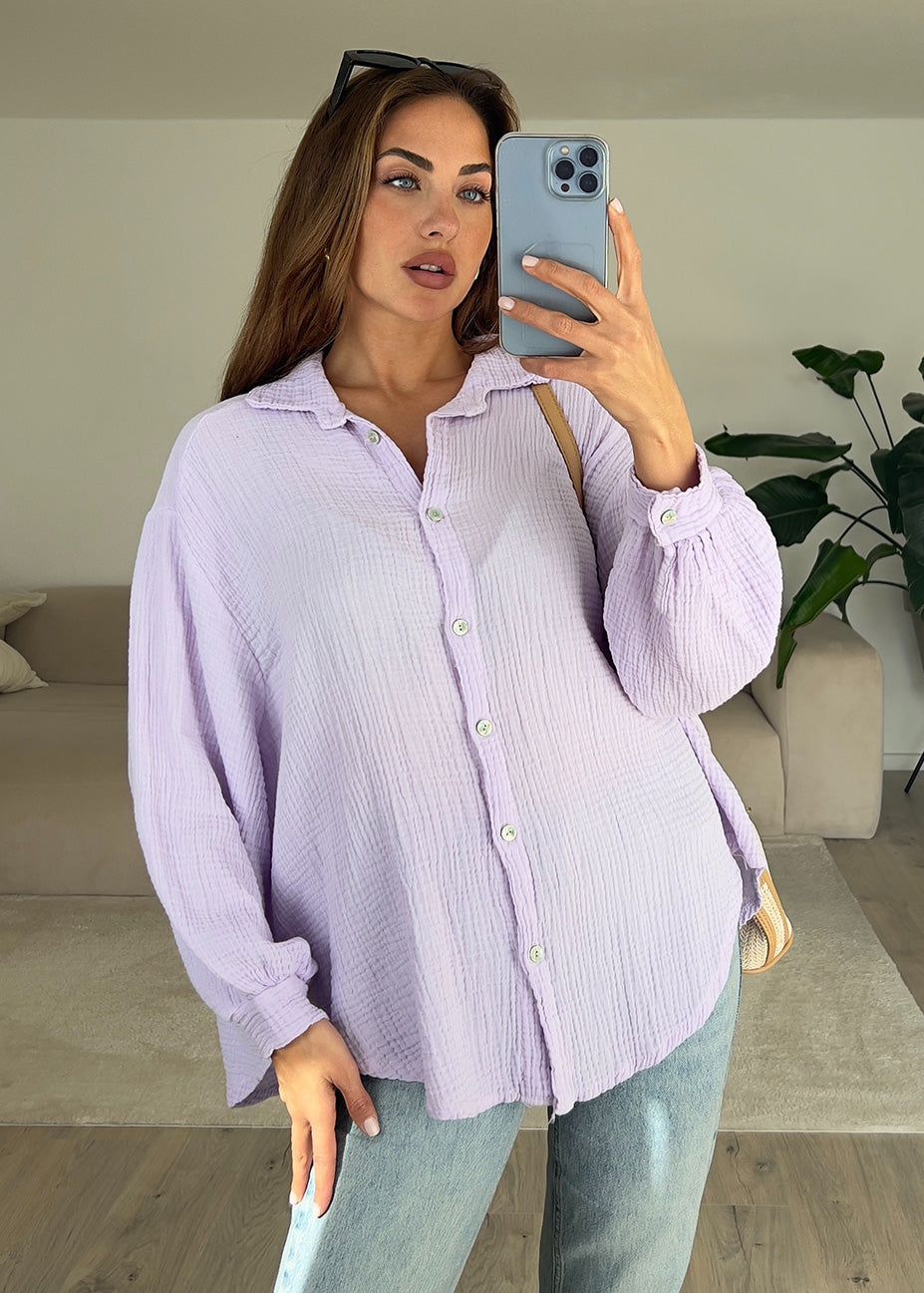 Frau trägt fliederfarbene Musselin-Bluse aus Baumwolle – luftiger Sommerlook von NAHA