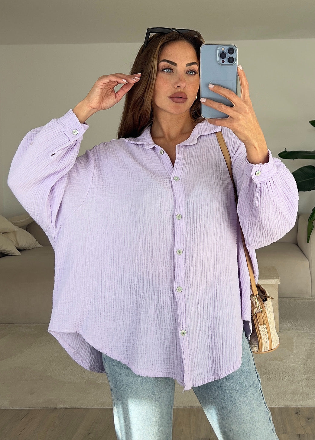 Frau trägt fliederfarbene Musselin-Bluse aus Baumwolle – luftiger Sommerlook von NAHA