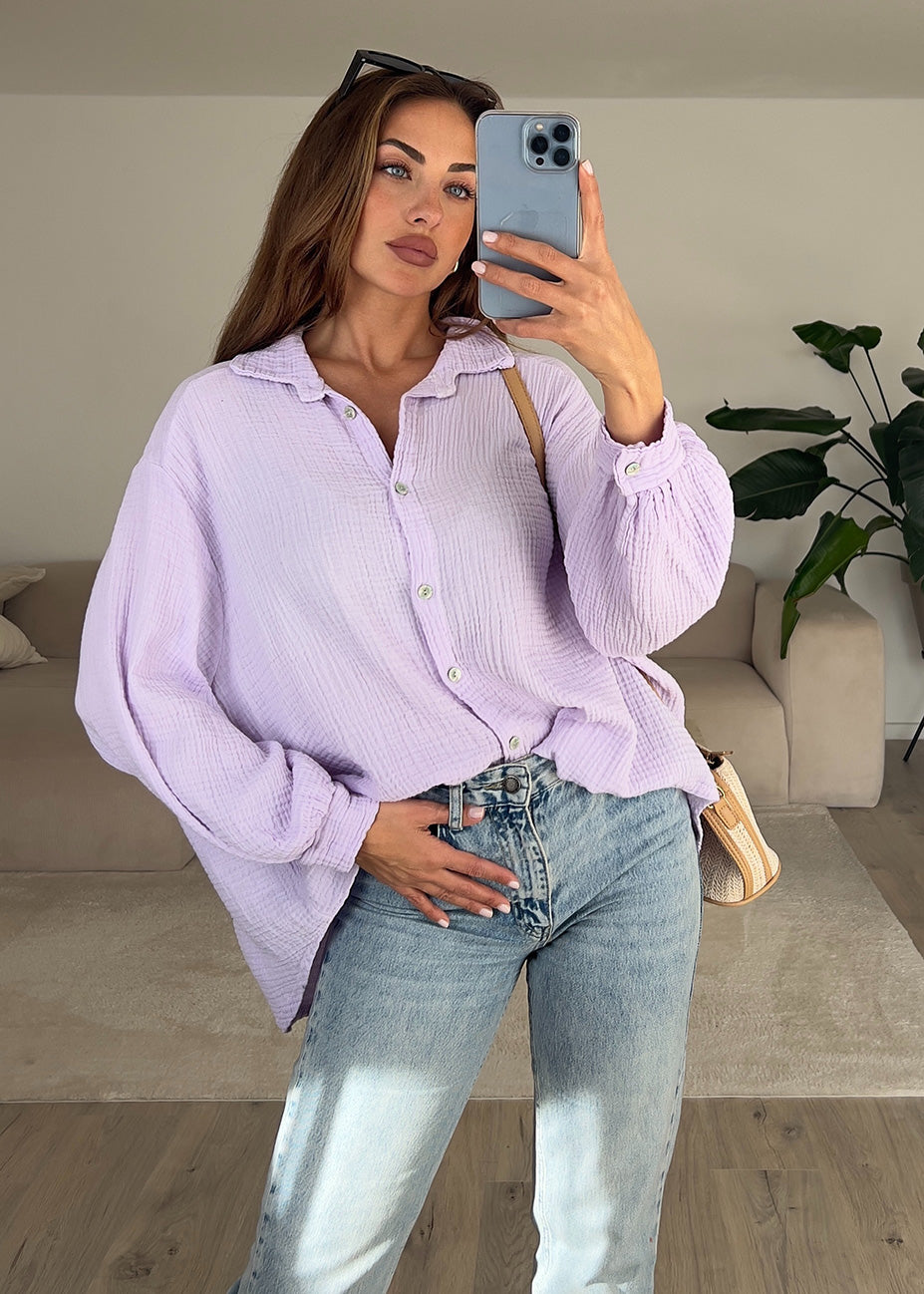 Frau trägt fliederfarbene Musselin-Bluse aus Baumwolle – luftiger Sommerlook von NAHA