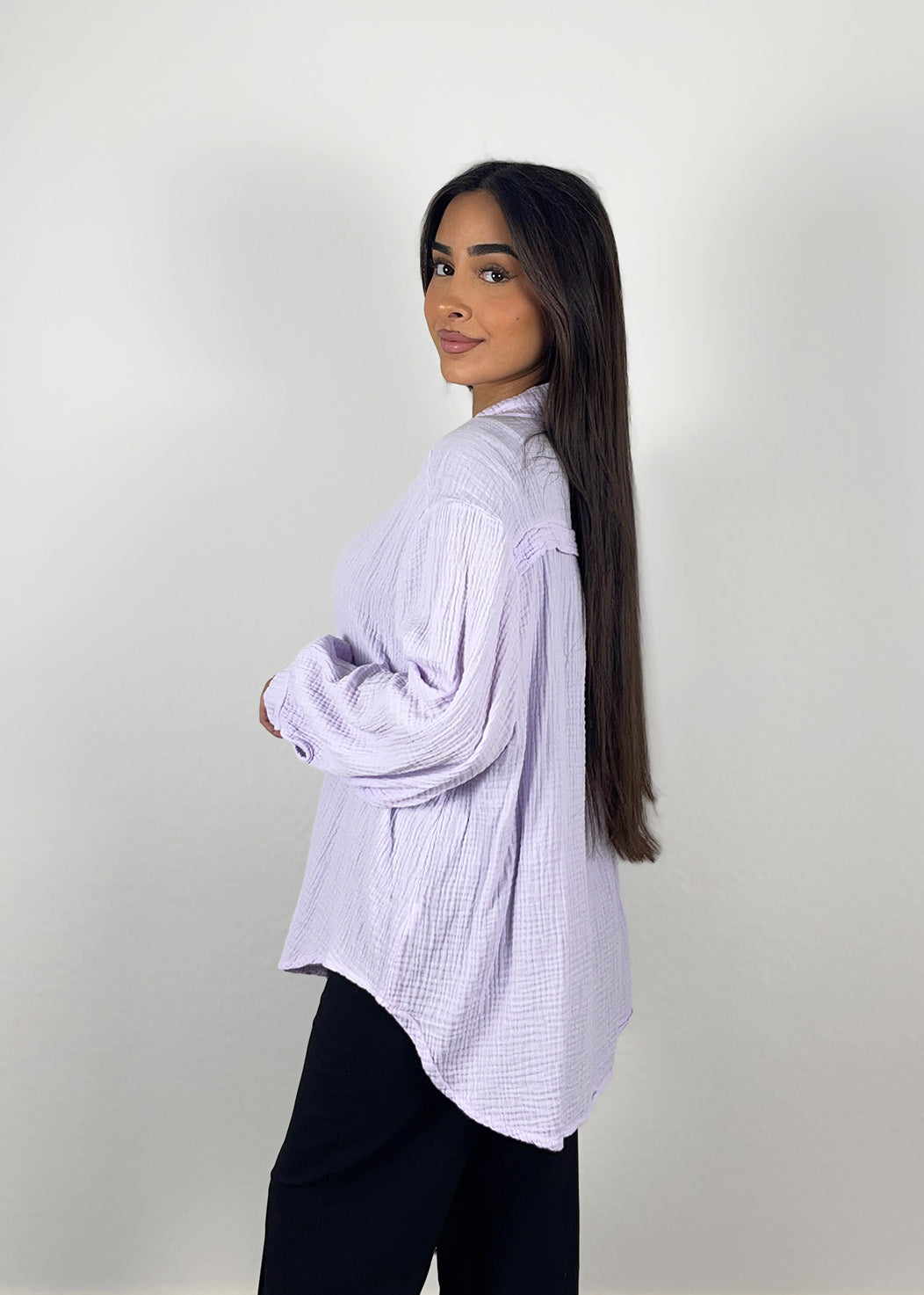 Frau trägt fliederfarbene Musselin-Bluse aus Baumwolle – luftiger Sommerlook von NAHA