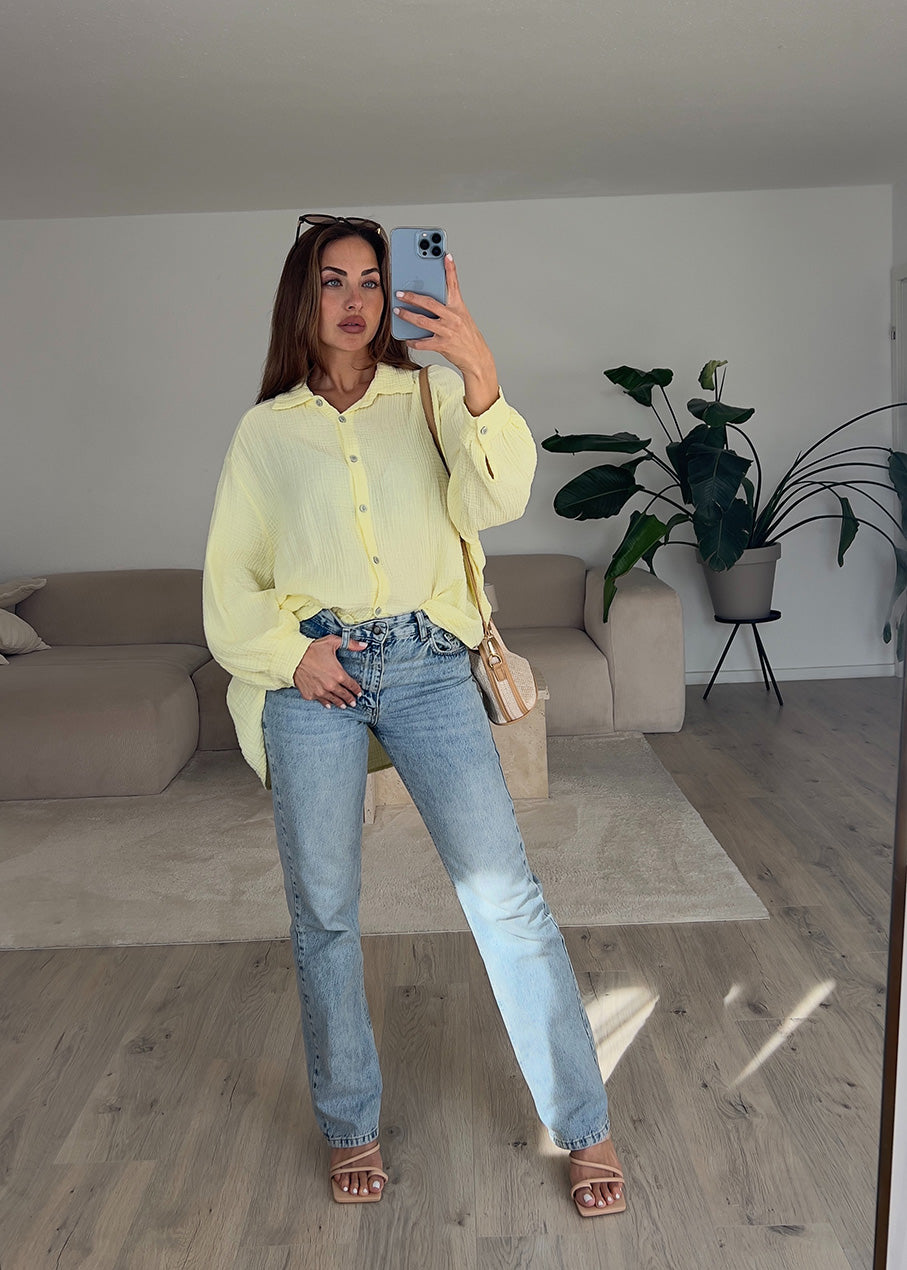 Frau trägt gelbe Musselin-Bluse aus Baumwolle – sommerlicher Look von NAHA