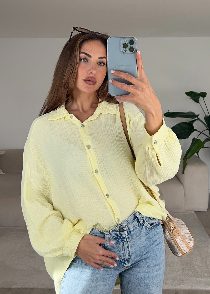 Frau trägt gelbe Musselin-Bluse aus Baumwolle – sommerlicher Look von NAHA