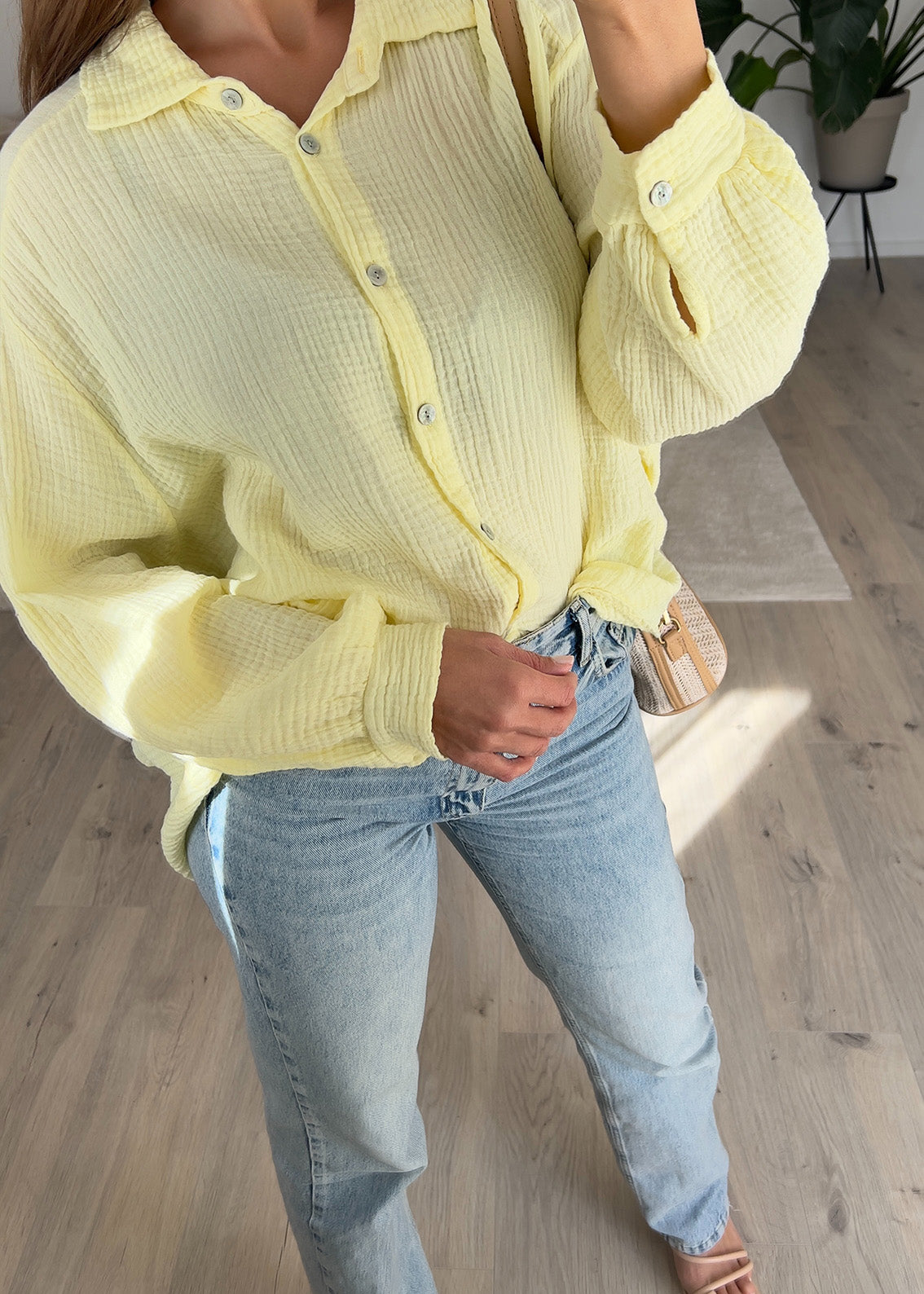 Frau trägt gelbe Musselin-Bluse aus Baumwolle – sommerlicher Look von NAHA