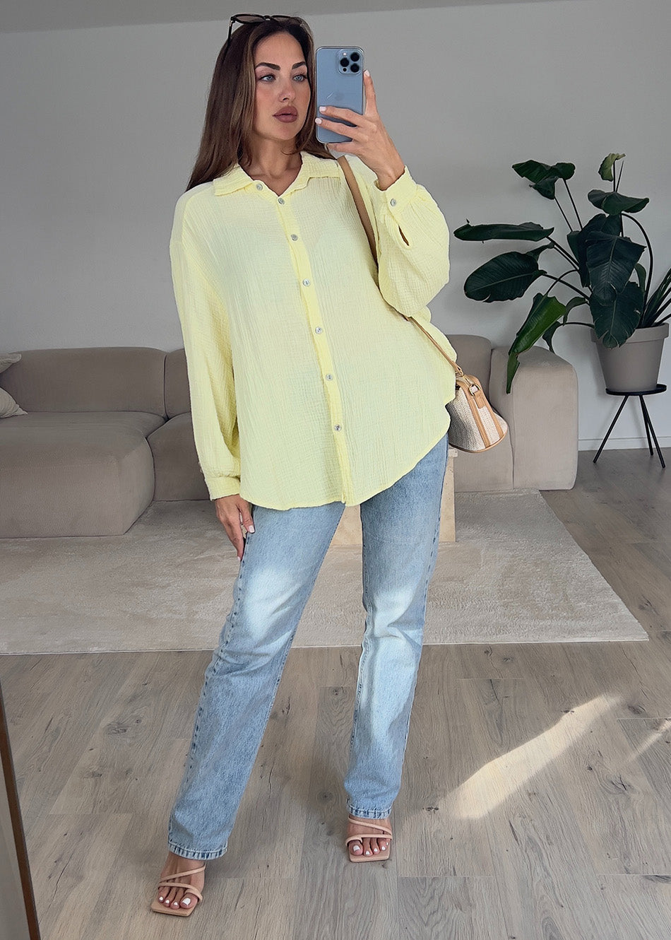 Frau trägt gelbe Musselin-Bluse aus Baumwolle – sommerlicher Look von NAHA
