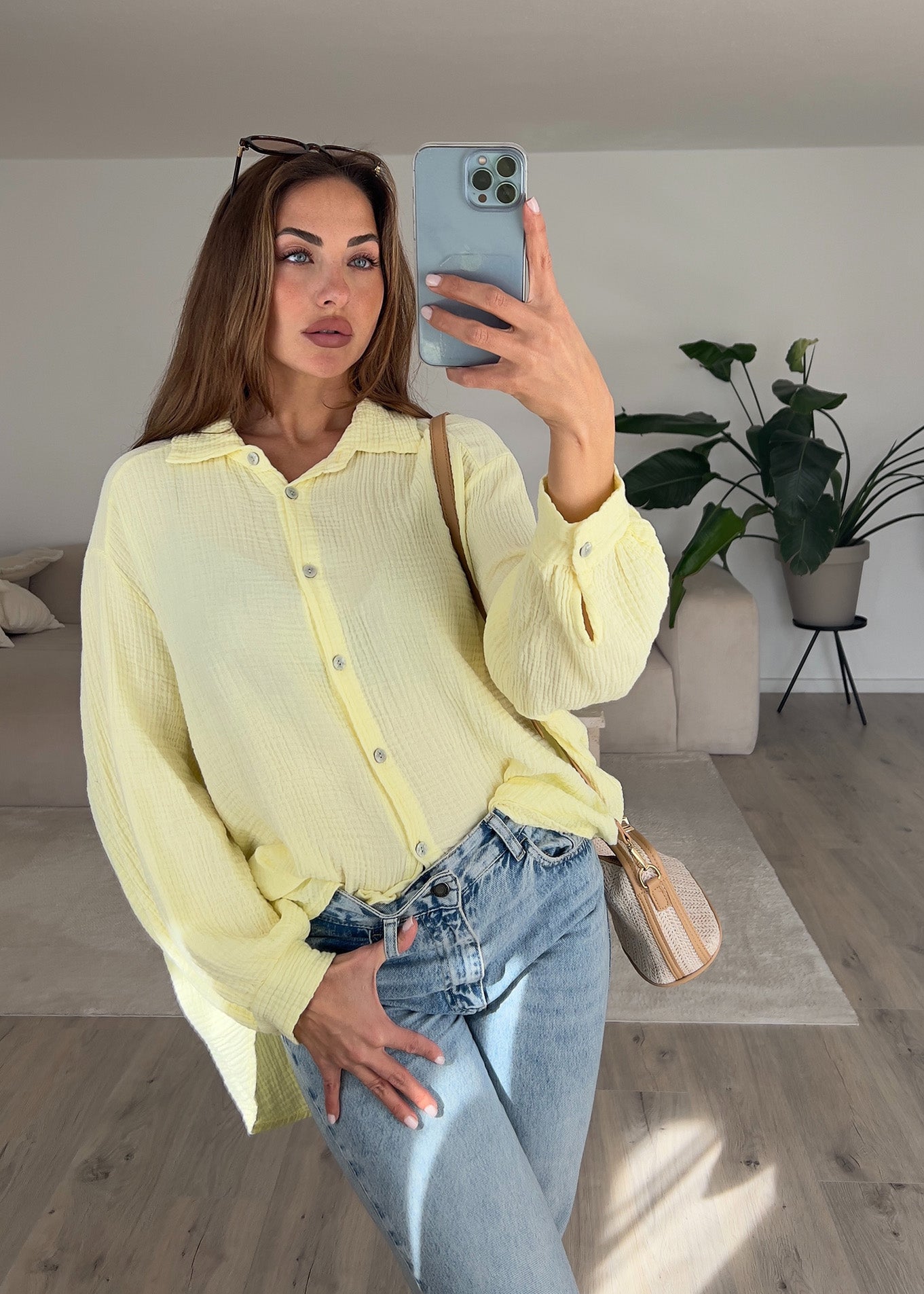 Frau trägt gelbe Musselin-Bluse aus Baumwolle – sommerlicher Look von NAHA