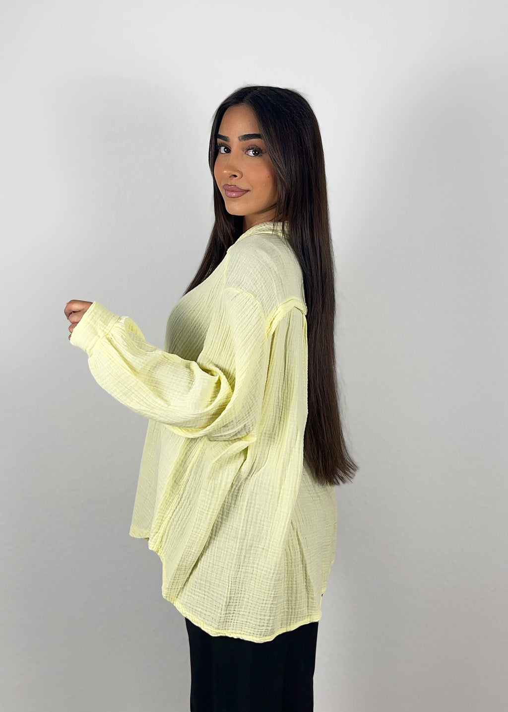 Frau trägt gelbe Musselin-Bluse aus Baumwolle – sommerlicher Look von NAHA