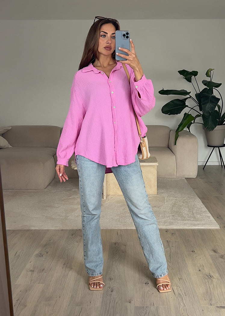 Frau trägt rosa Musselin-Bluse aus 100 % Baumwolle – luftiger Sommerlook von NAHA