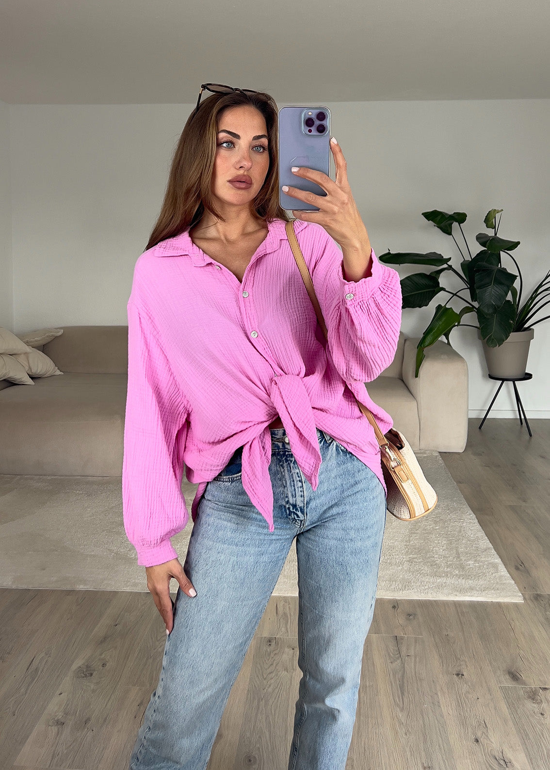 Frau trägt rosa Musselin-Bluse aus 100 % Baumwolle – luftiger Sommerlook von NAHA