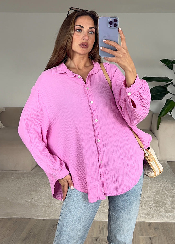 Frau trägt rosa Musselin-Bluse aus 100 % Baumwolle – luftiger Sommerlook von NAHA