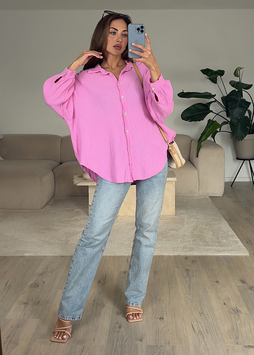 Frau trägt rosa Musselin-Bluse aus 100 % Baumwolle – luftiger Sommerlook von NAHA