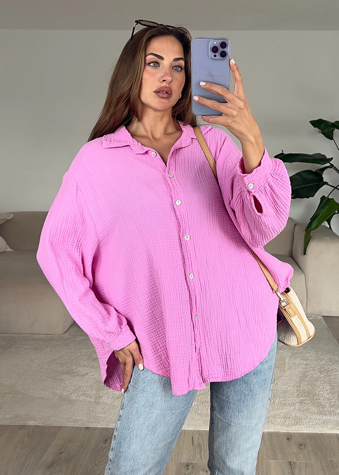 Frau trägt rosa Musselin-Bluse aus 100 % Baumwolle – luftiger Sommerlook von NAHA