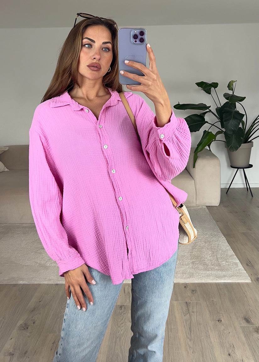 Frau trägt rosa Musselin-Bluse aus 100 % Baumwolle – luftiger Sommerlook von NAHA