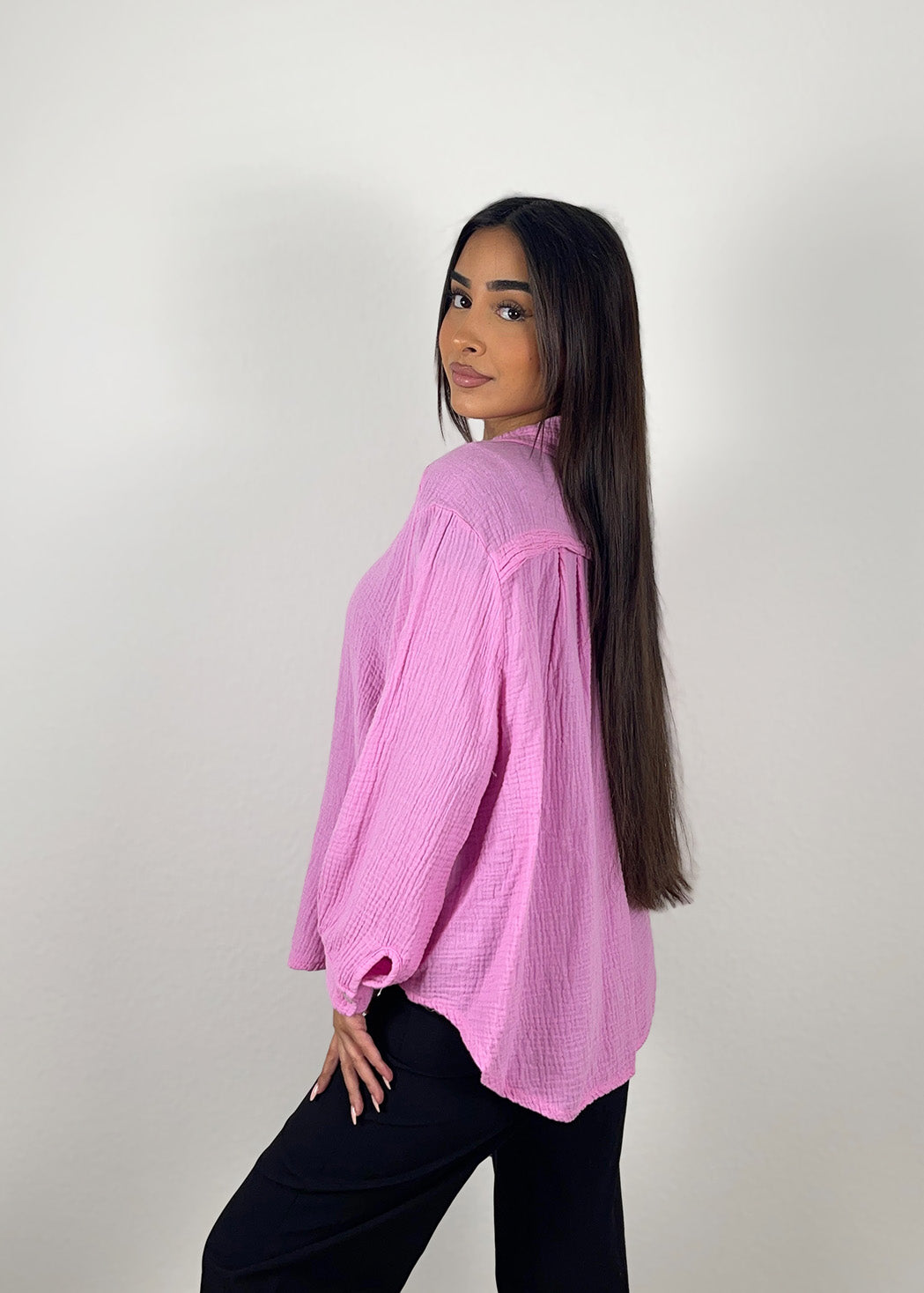 Frau trägt rosa Musselin-Bluse aus 100 % Baumwolle – luftiger Sommerlook von NAHA