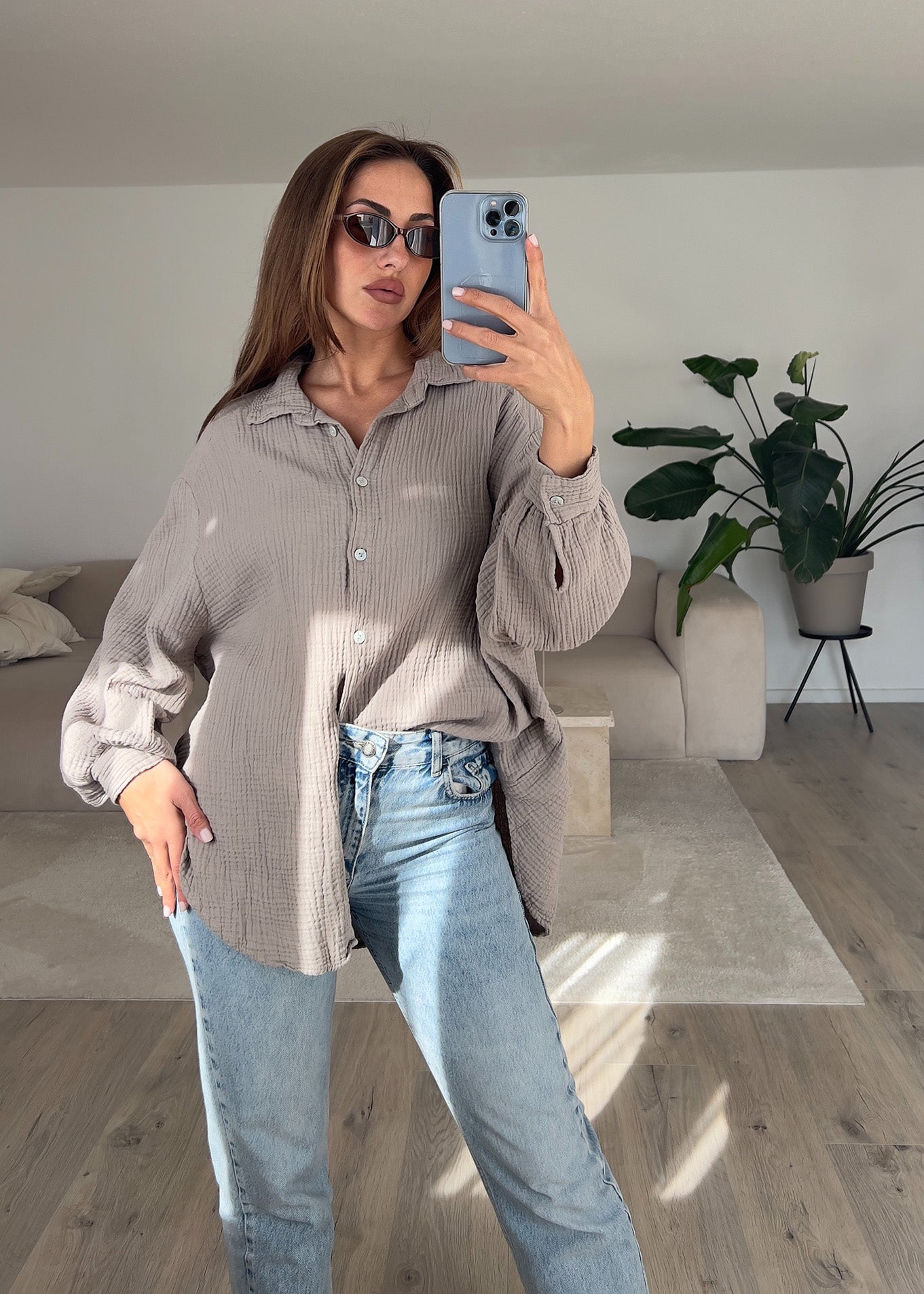 Frau trägt taupefarbene Musselin-Bluse aus Baumwolle – natürlicher Sommerlook von NAHA