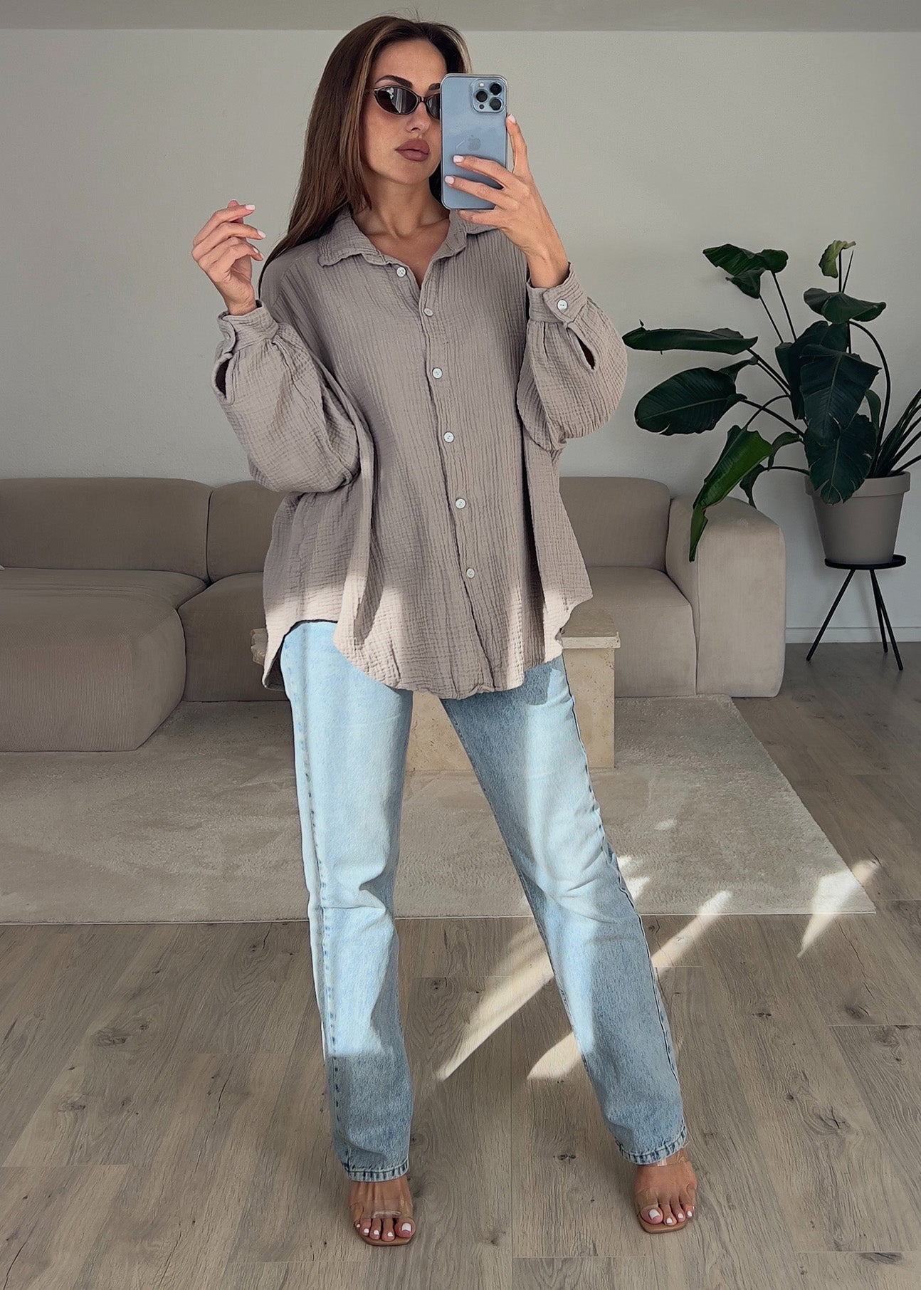 Frau trägt taupefarbene Musselin-Bluse aus Baumwolle – natürlicher Sommerlook von NAHA