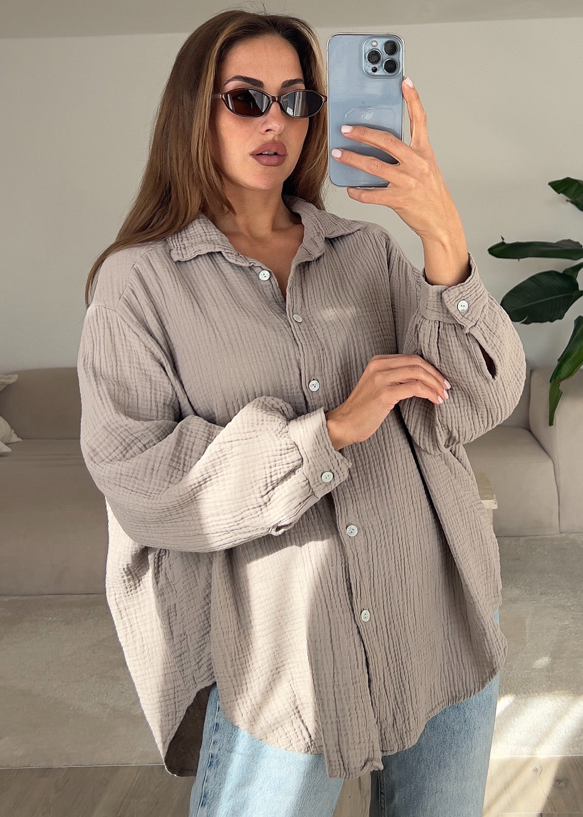 Frau trägt taupefarbene Musselin-Bluse aus Baumwolle – natürlicher Sommerlook von NAHA