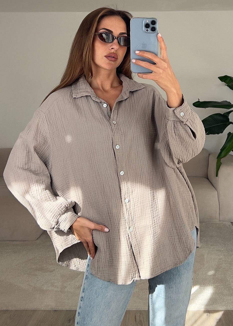 Frau trägt taupefarbene Musselin-Bluse aus Baumwolle – natürlicher Sommerlook von NAHA