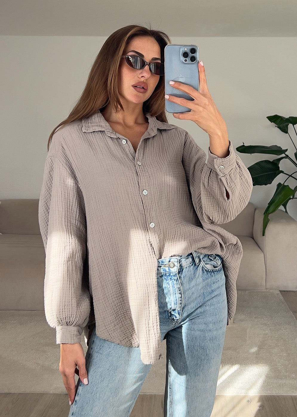 Frau trägt taupefarbene Musselin-Bluse aus Baumwolle – natürlicher Sommerlook von NAHA