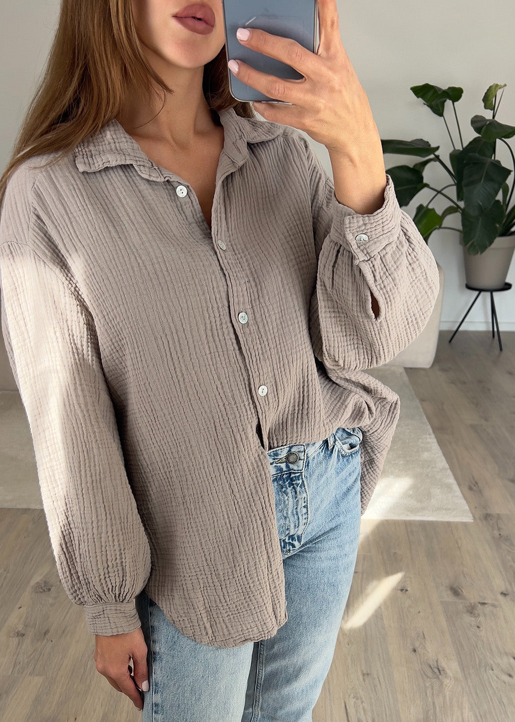 Frau trägt taupefarbene Musselin-Bluse aus Baumwolle – natürlicher Sommerlook von NAHA