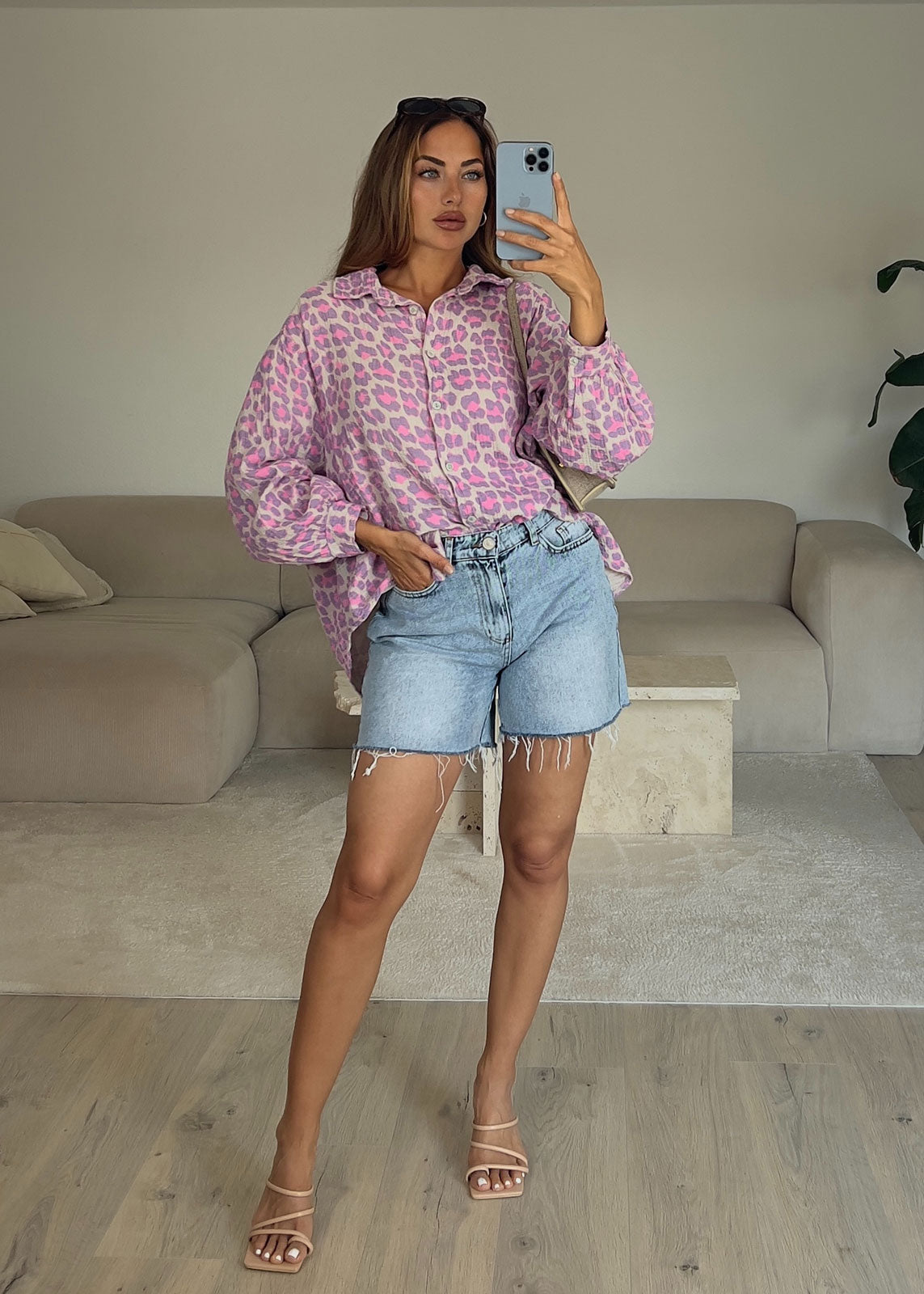 Musselin-Bluse mit Oversize-Schnitt und Leo-Muster in Rosa – NAHA