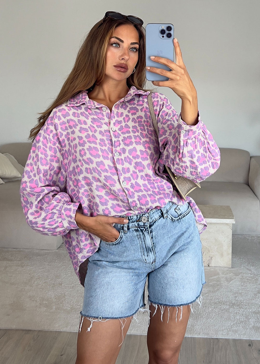 Musselin-Bluse mit Oversize-Schnitt und Leo-Muster in Rosa – NAHA