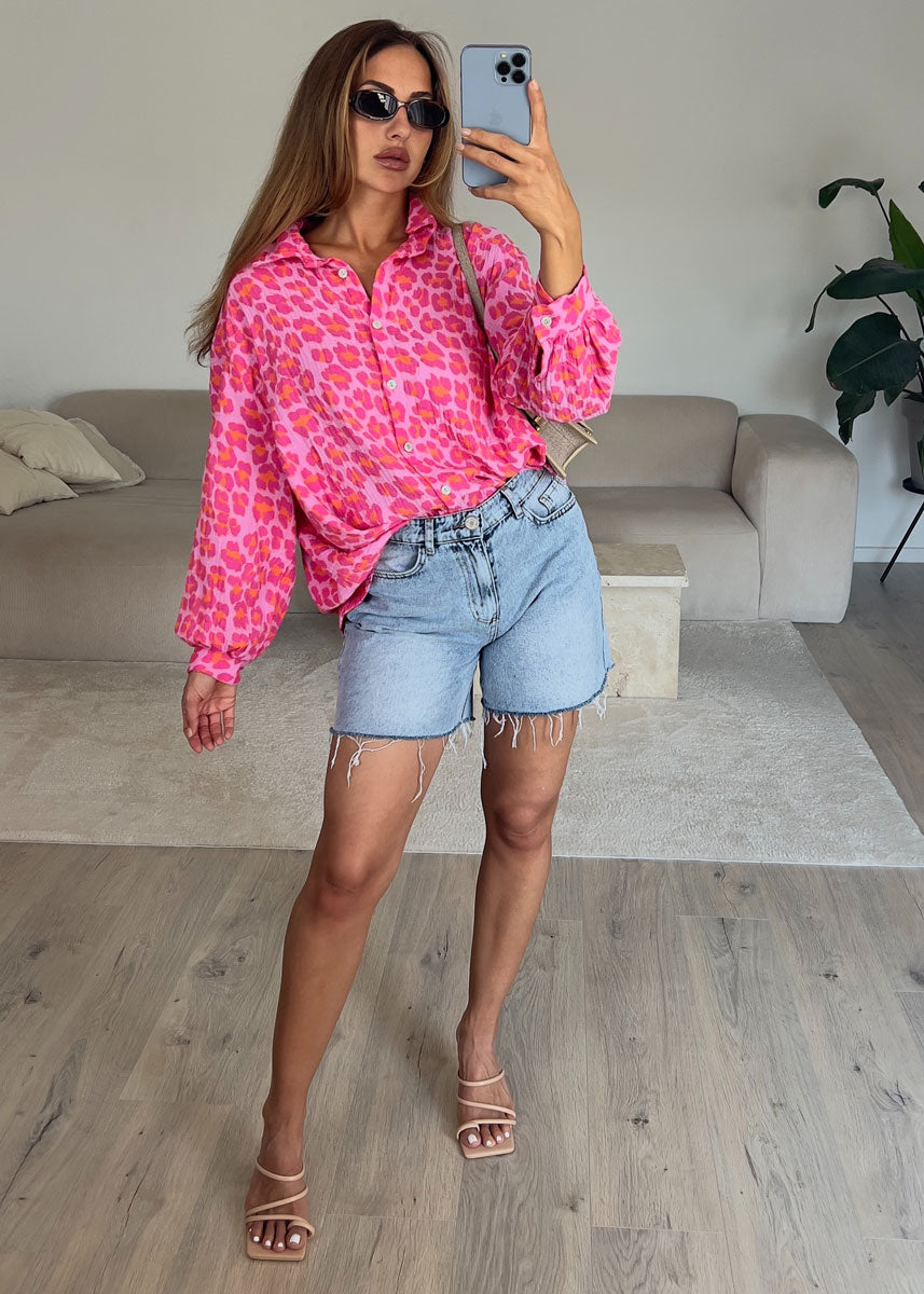 Oversize-Musselin-Bluse mit pinkfarbenem Leo-Muster – NAHA