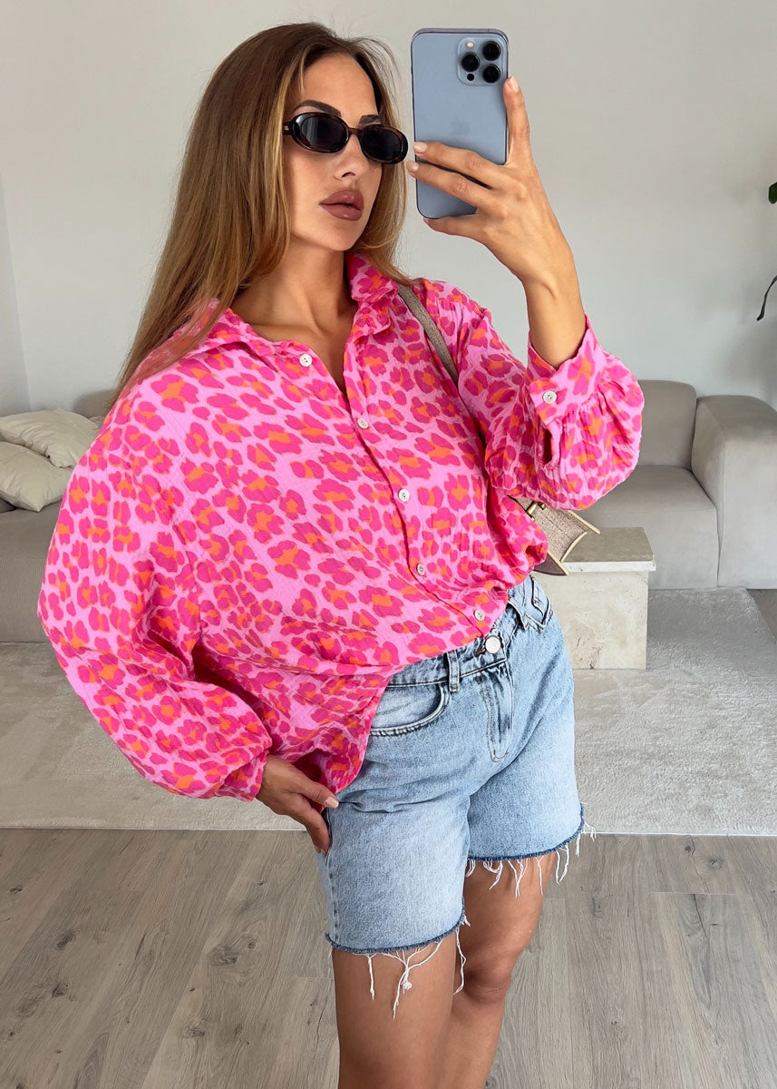 Oversize-Musselin-Bluse mit pinkfarbenem Leo-Muster – NAHA