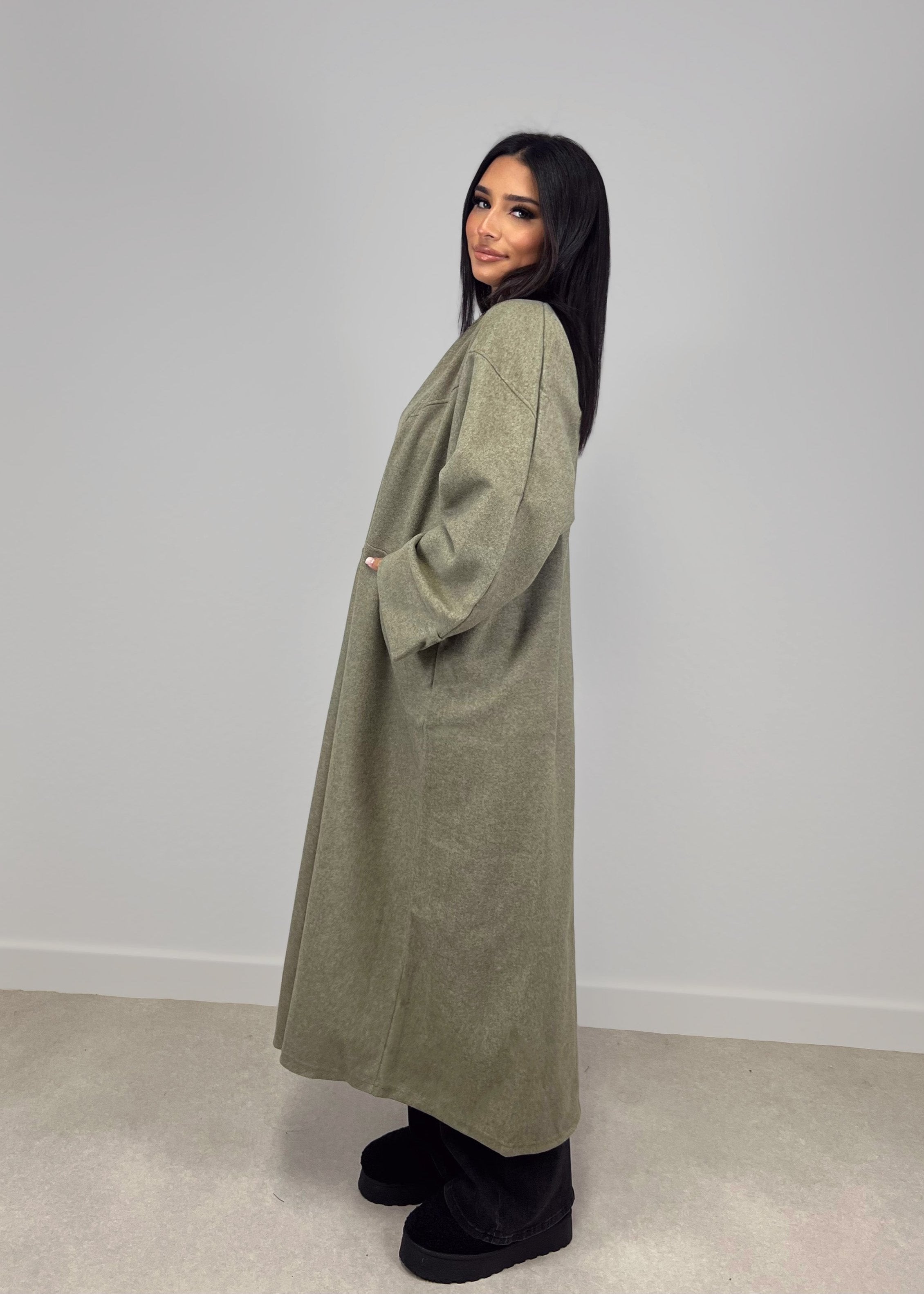 Frau trägt Oversize Mantel in Khaki mit lockerer Silhouette – moderner Übergangslook von NAHA