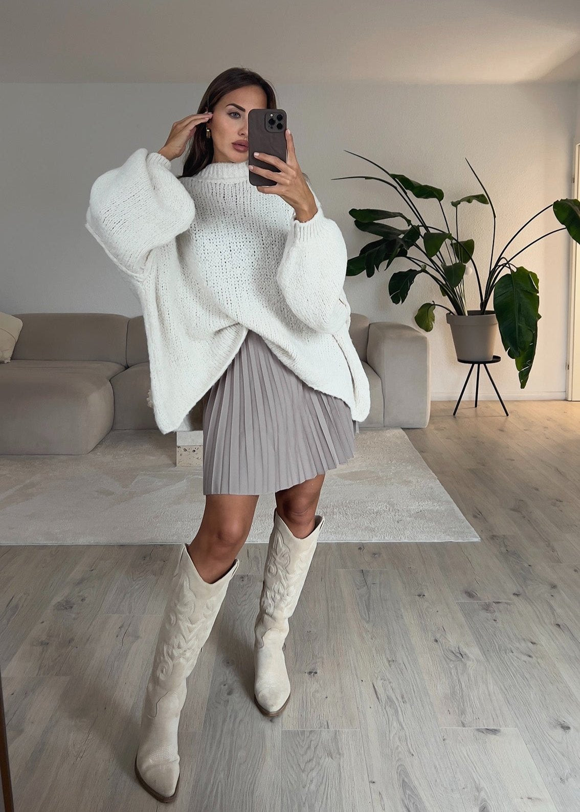 Frau trägt plissierten Rock in Taupe mit elastischem Bund – eleganter Look von NAHA