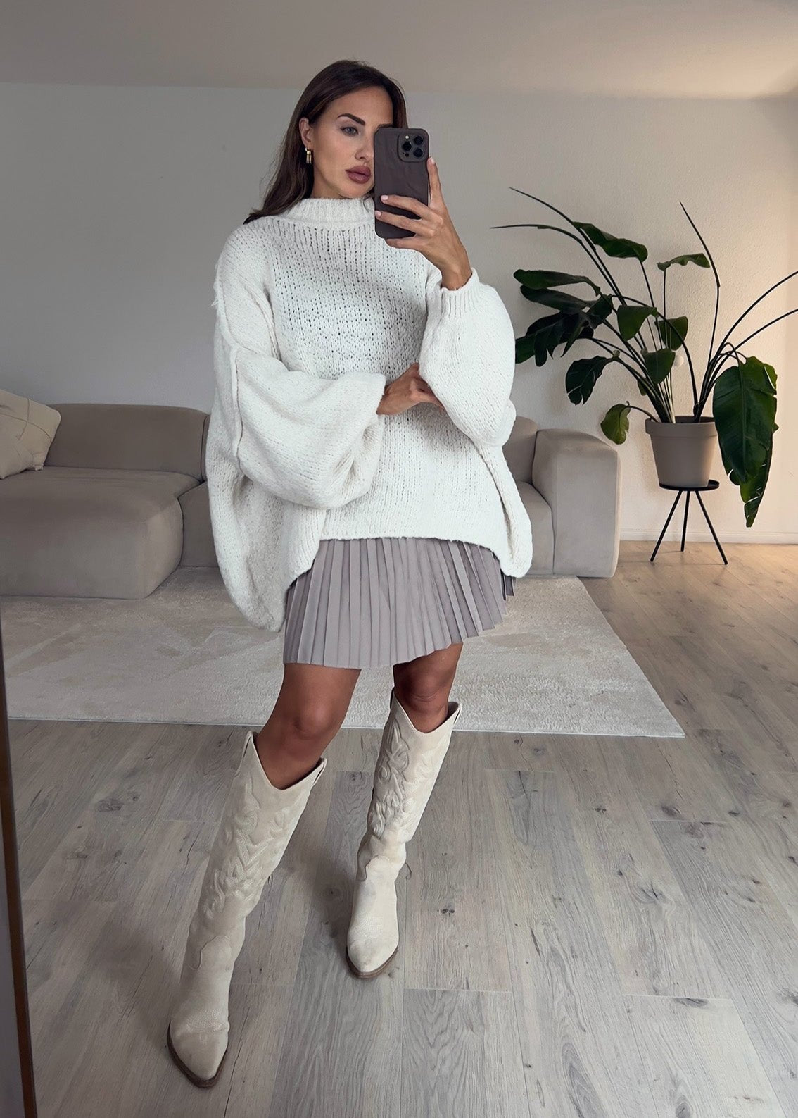 Frau trägt plissierten Rock in Taupe mit elastischem Bund – eleganter Look von NAHA