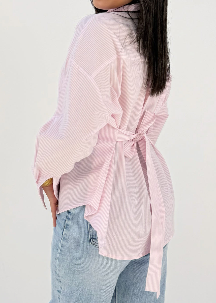 Hemd mit Bindeband und Streifen